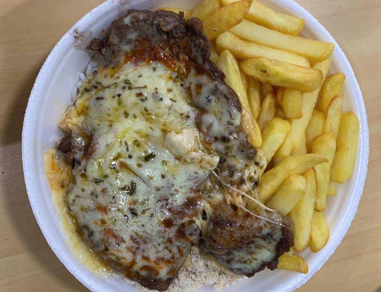 Bife parmegiana com fritas