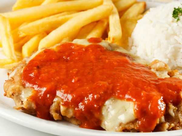 Filé de frango parmegiana com fritas
