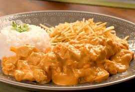 Strogonoff de frango com fritas